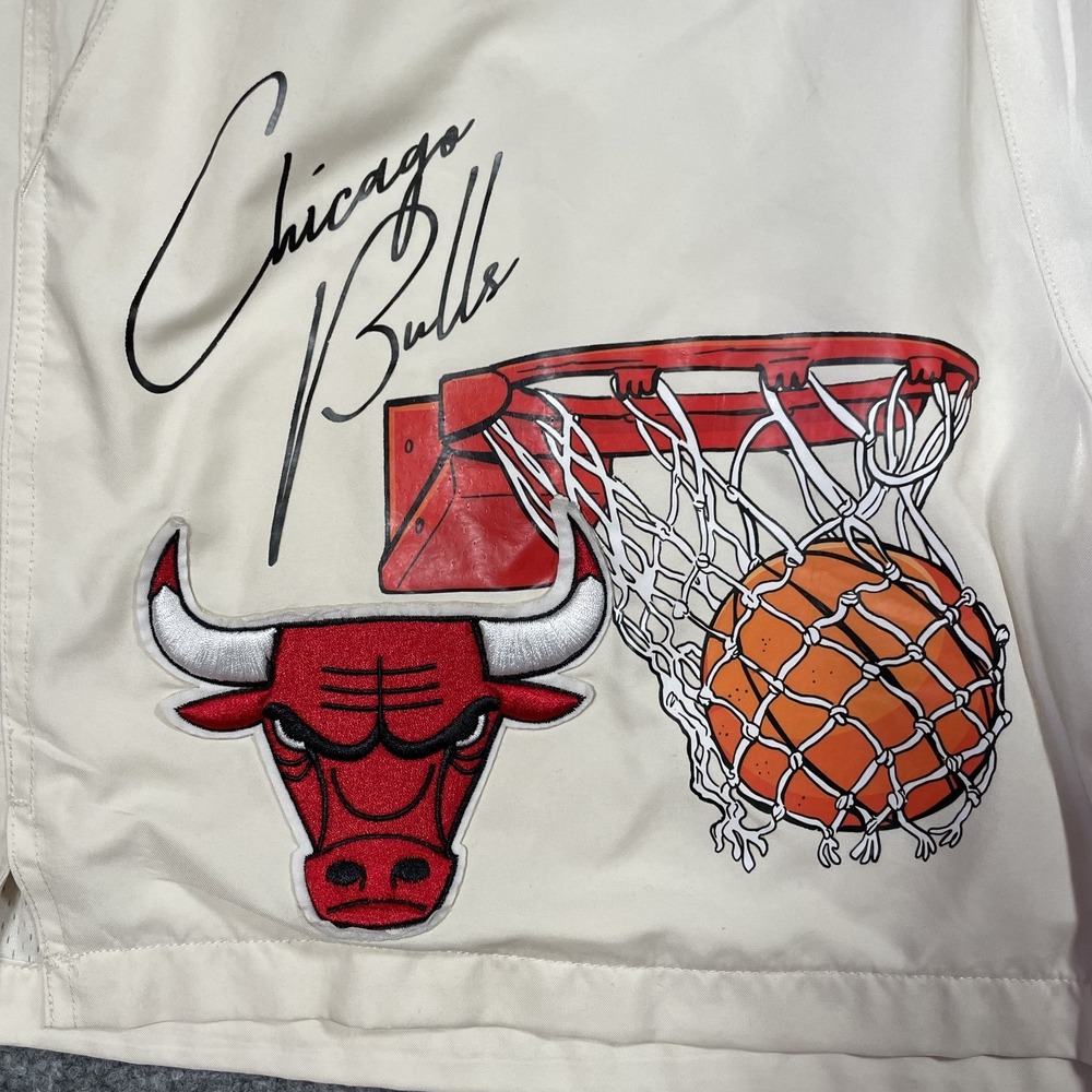 Chicago Bulls Shorts Mens Medium Eggshell Embroidered Pro Standard Heavyweight - Picture 7 of 14
